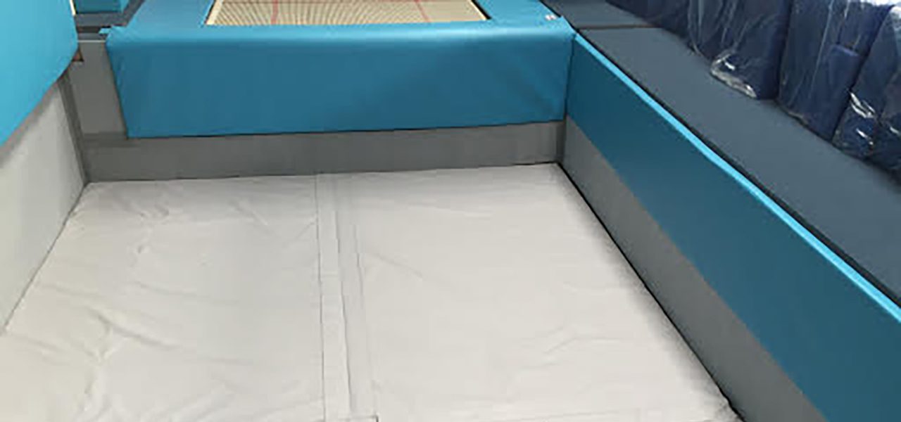 Empty pit with blue perimeter padding